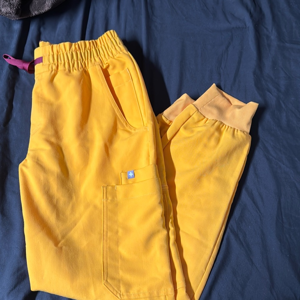 NWOT FIGS EMERGENCY YELLOW UMAN SCRUB PANTS.